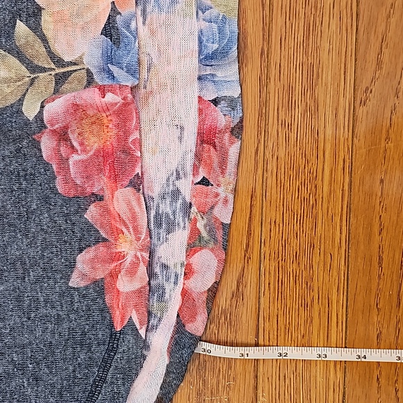 Pretty large floral print long, vneck, tunic top - Picture 3 of 9